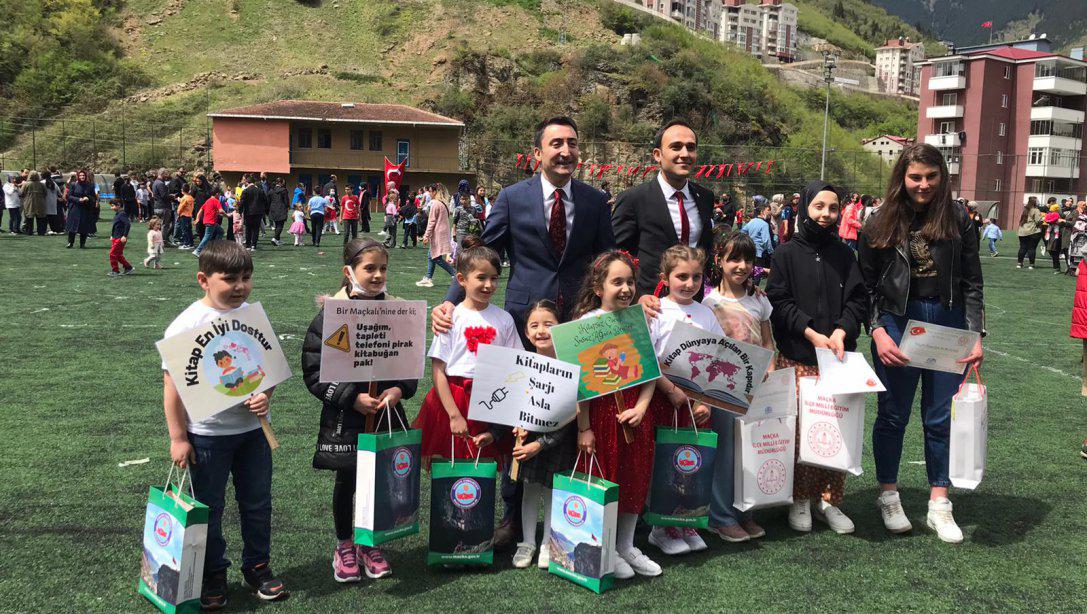 23 Nisan Ulusal Egemenlik ve Çocuk Bayramı Resim, Şiir ve Kompozisyon Yarışmalarında Dereceye Giren Öğrencilere Hediyeleri Verildi