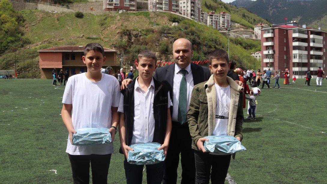 Cumhuriyet Ortaokulu 23 Nisan Ulusal Egemenlik ve Çocuk Bayramı Uzun Ayak Yarışmasında Kazanan Gruba Ödül Verdi