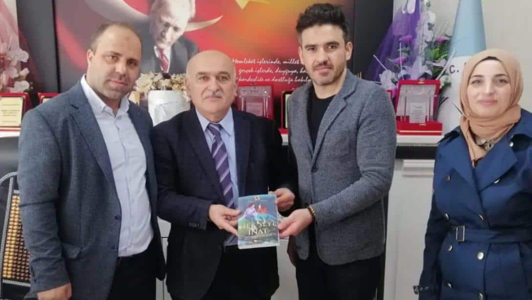 İlçemiz Mehmet Akif Ersoy Anadolu Lisesi Edebiyat Öğretmeni Mikail DURHAT Yazdığı Kitabını İlçe Milli Eğitim Müdürümüz Yaşar ADIGÜZEL'e  Hediye Etti