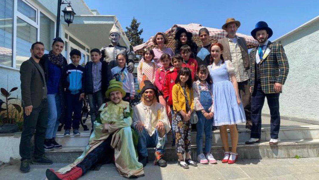 Başar İlkokulu Öğrencileri 'Oz Büyücüsü' Tiyatro Oyununu İzledi