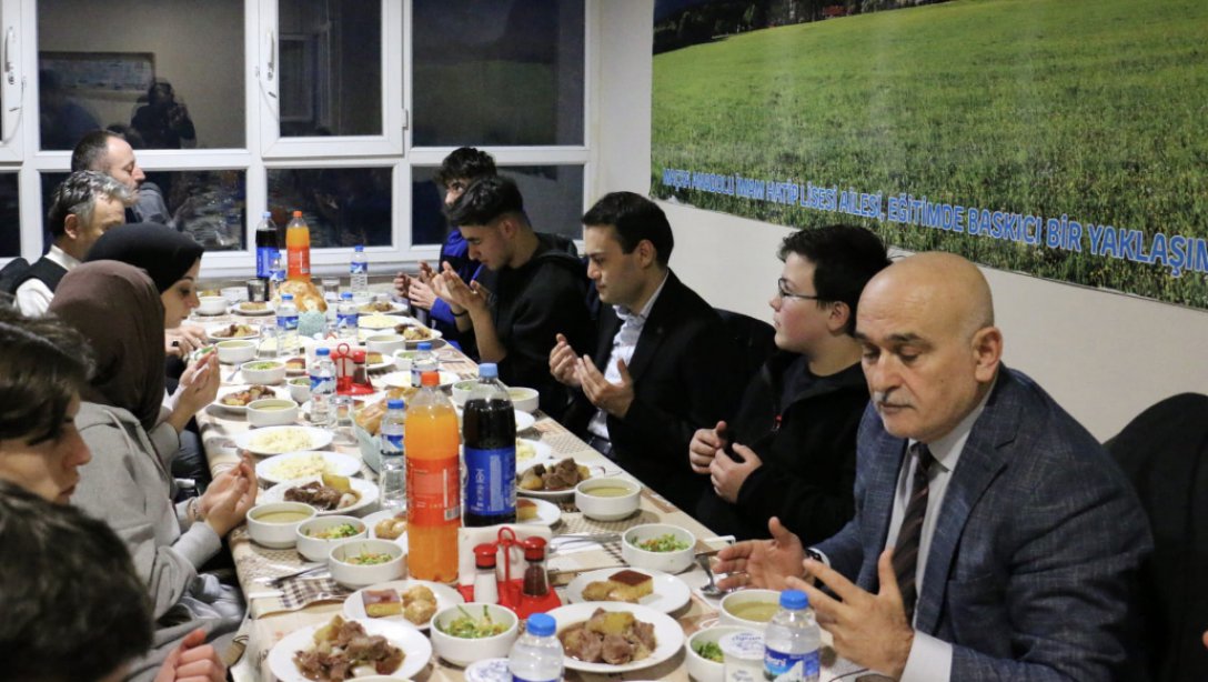 Şehit Eren Bülbül Anadolu İmam Hatip Lisesinde İftar Yemeği İçin Buluşuldu