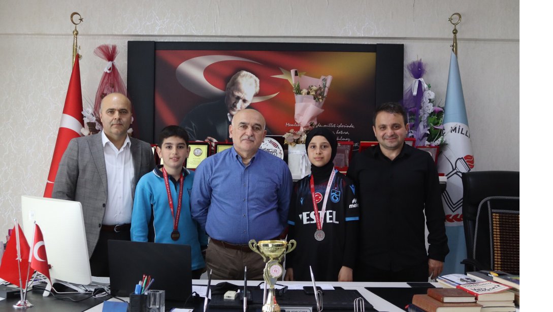 Müdürümüz Sayın Yaşar ADIGÜZEL Cumhuriyet Ortaokulu Şampiyonlarını Makamında Ağırladı.
