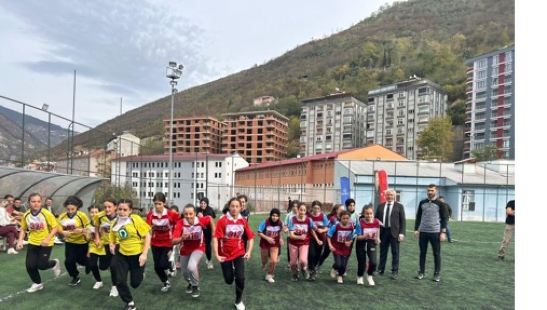 Cumhuriyet Kupası Atletizm Yarışması Maçka Stadyumunda Gerçekleşti.