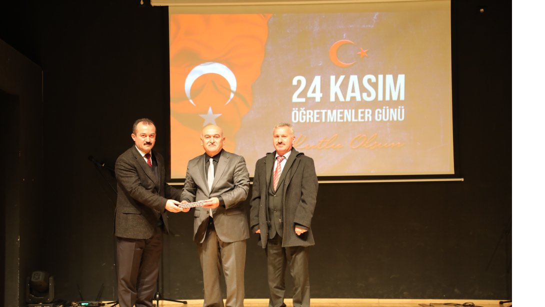 24 Kasım Öğretmenler Günü Kutlama Programı İbrahim Atmaca Kültür Merkezinde Gerçekleşti.