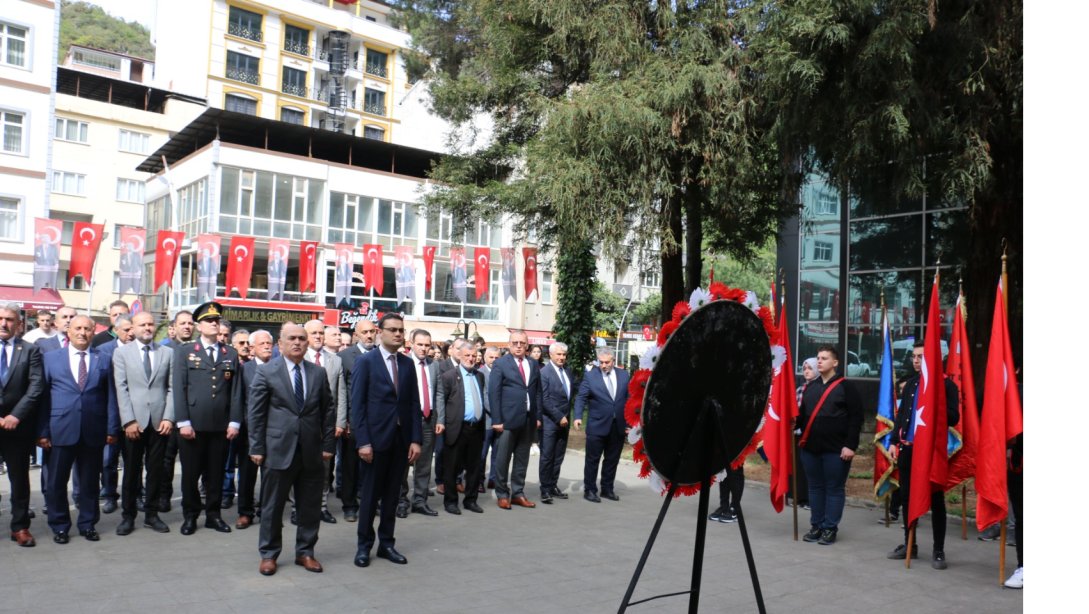 23 Nisan Ulusal Egemenlik ve Çocuk Bayramı Çelenk Sunma Töreni Atatürk Parkı'nda Gerçekleşti.