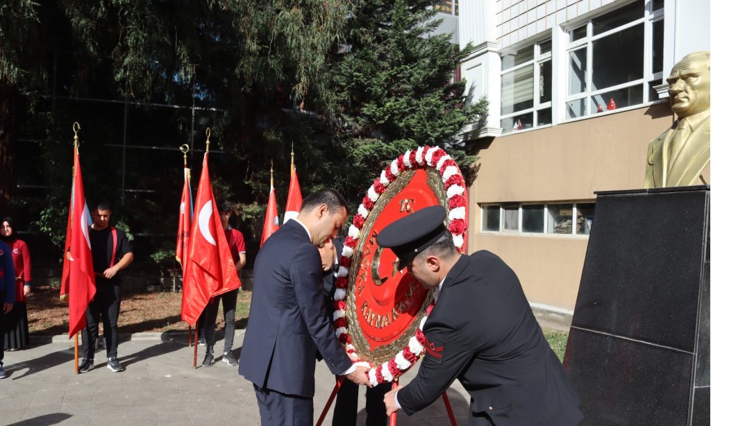 Cumhuriyet Bayramı Münasebetiyle Atatürk Anıtı'na  Çelenk Sunuldu.