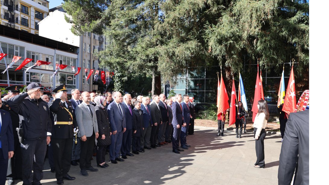 29 Ekim Cumhuriyet Bayramı Çelenk Sunma Töreni, Atatürk Anıtı'nın Önende Gerçekleşti.