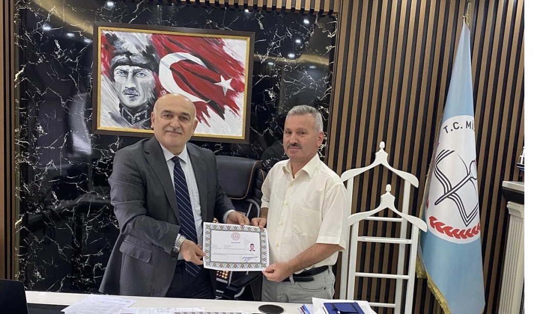 Müdürümüz Sayın ADIGÜZEL, Halk Eğitimi Müdürüne Başarı Belgesini Takdim Etti. 
