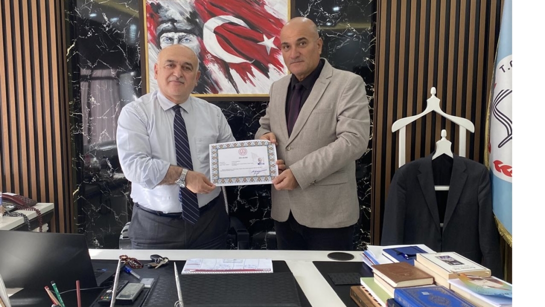 Okul Müdürü Ayhan DEMİRBAŞ Ödül Belgesini Müdürümüzün  Elinden Teslim Aldı. 