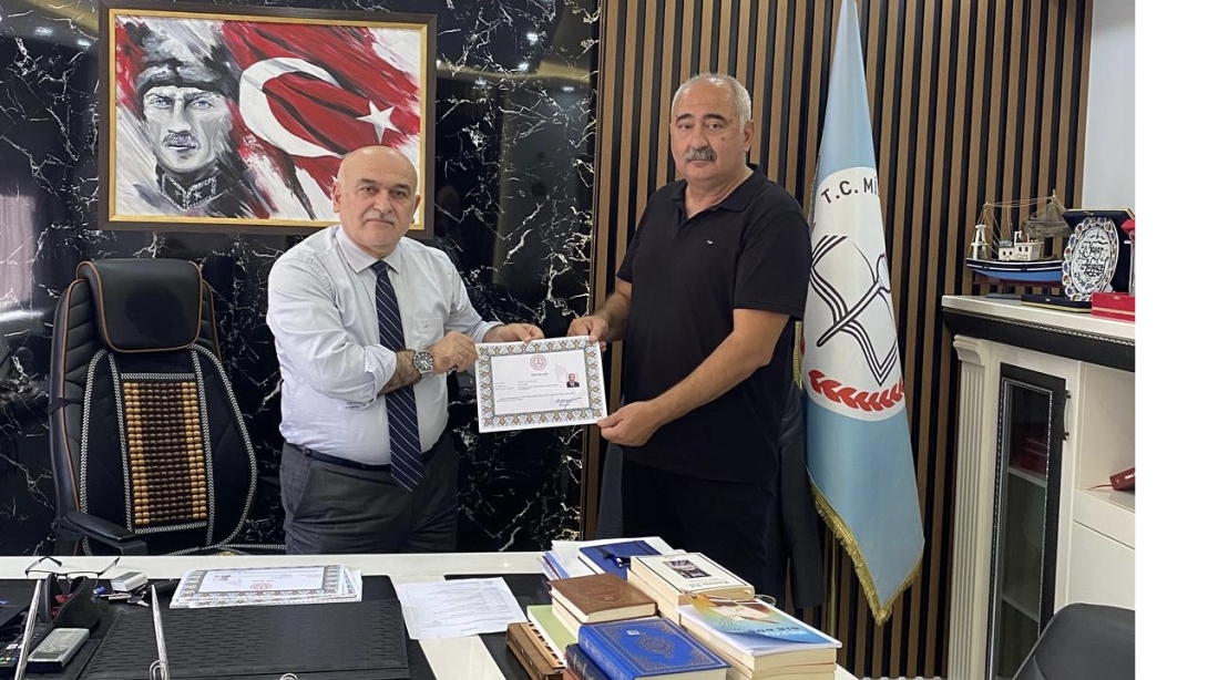 Müdürümüz Sayın Yaşar ADIGÜZEL, Murat Tayfun ÇELİK'e Ödül Belgesini Takdim Etti. 