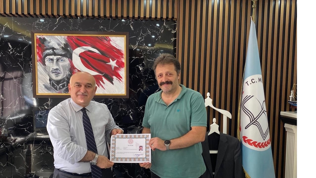 Sınıf Öğretmenimiz Erkan YOLSAL Ödül Belgesini Müdürümüzden Teslim Aldı.